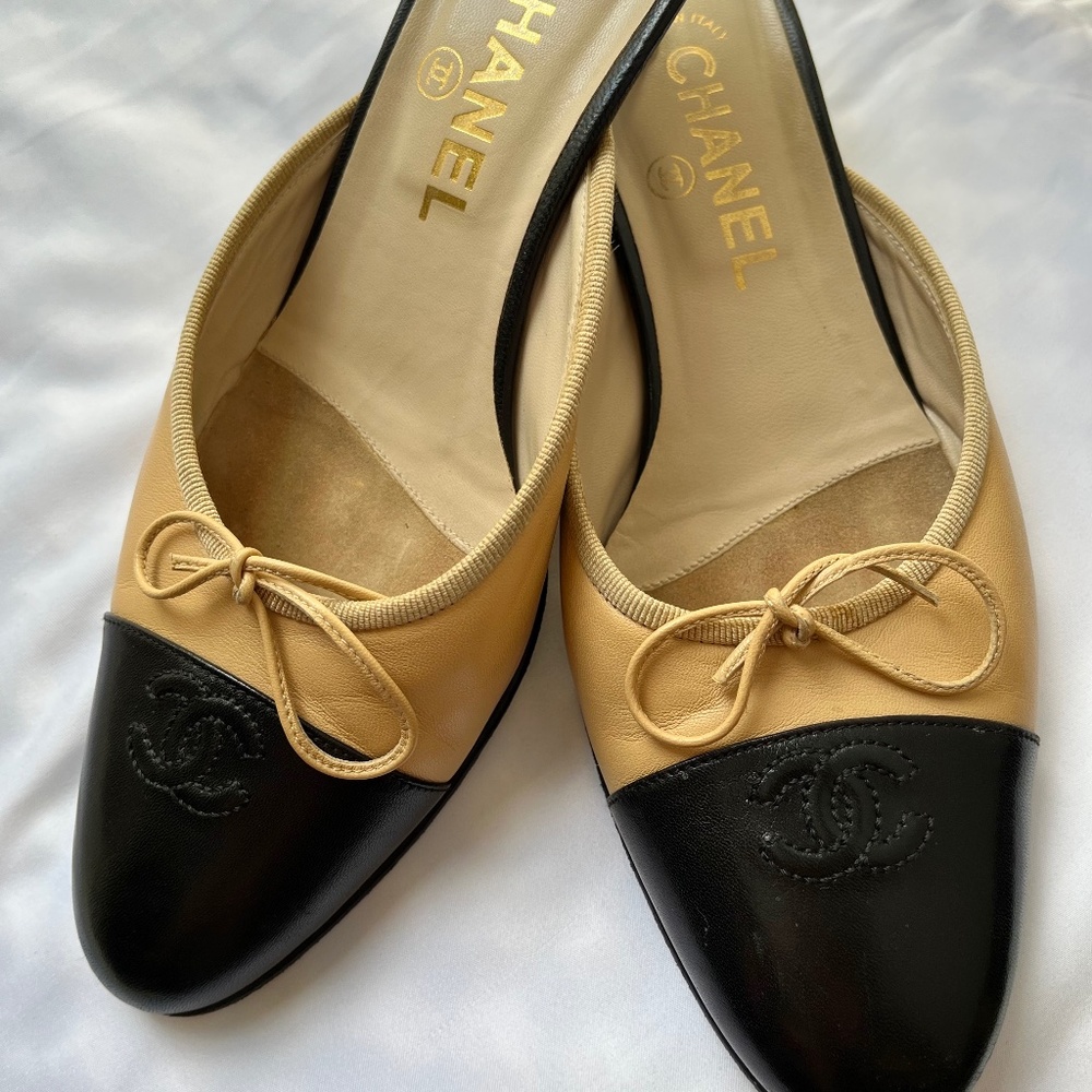 Chanel Cap-Toe Mule Logo Slides with kitten heels - Size 38